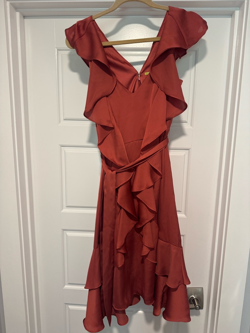 Gianni Bini Women’s size 2 Ruffle V-Neck Sleeveless Satin Dress